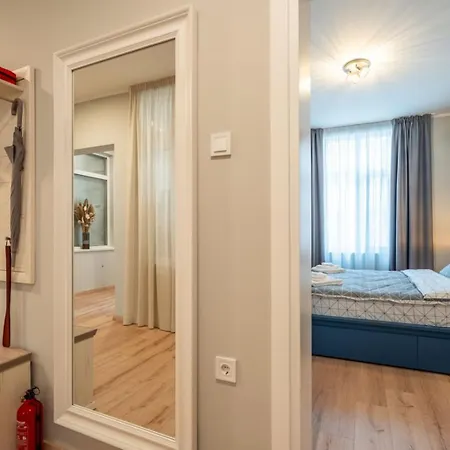 Luxurious And Comfy With Location Apartman