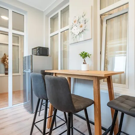 Luxurious And Comfy With Location * Sofia